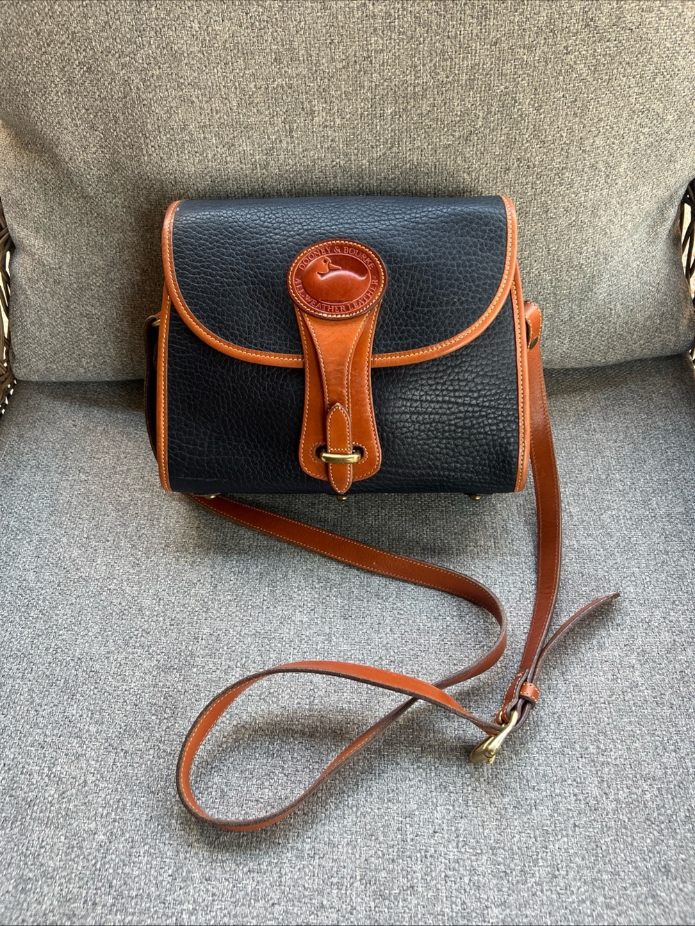 VTG Dooney Bourke AWL Pebbled Leather Crossbody Shoulder Bag Made USA A4 659472
